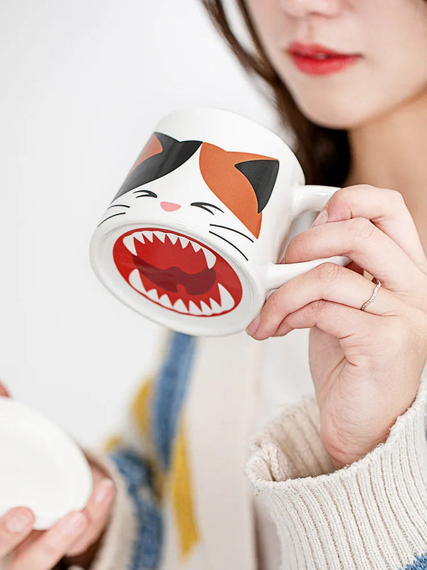 Gähnende Katze Kaffeetasse